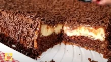 Bolo de chocolate que já sai recheado do forno