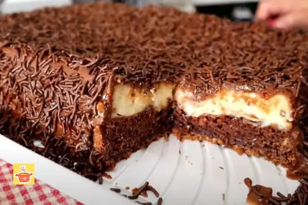 Bolo de chocolate que já sai recheado do forno
