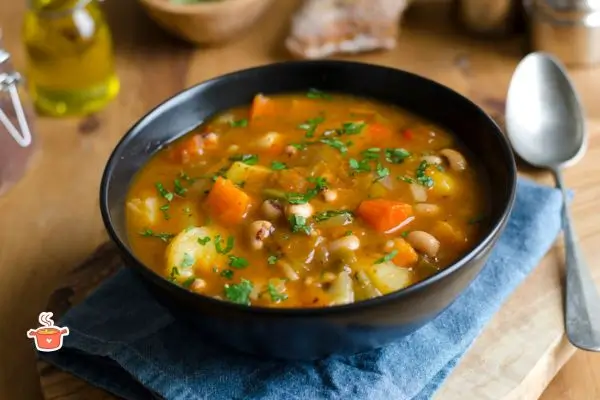 Sopa de feijão com legumes